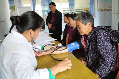 九師一六五團(tuán)為65歲以上老人開展免費(fèi)健康體檢活動