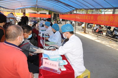 我市在覃巴鎮(zhèn)開展健康義診和健康咨詢服務(wù)活動(dòng)