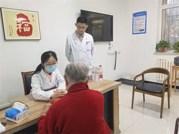 東方焦點(diǎn) | 內(nèi)通外調(diào)護(hù)健康，聯(lián)合義診惠老兵——北京中醫(yī)藥大學(xué)東方醫(yī)院開(kāi)展健康咨詢服務(wù)